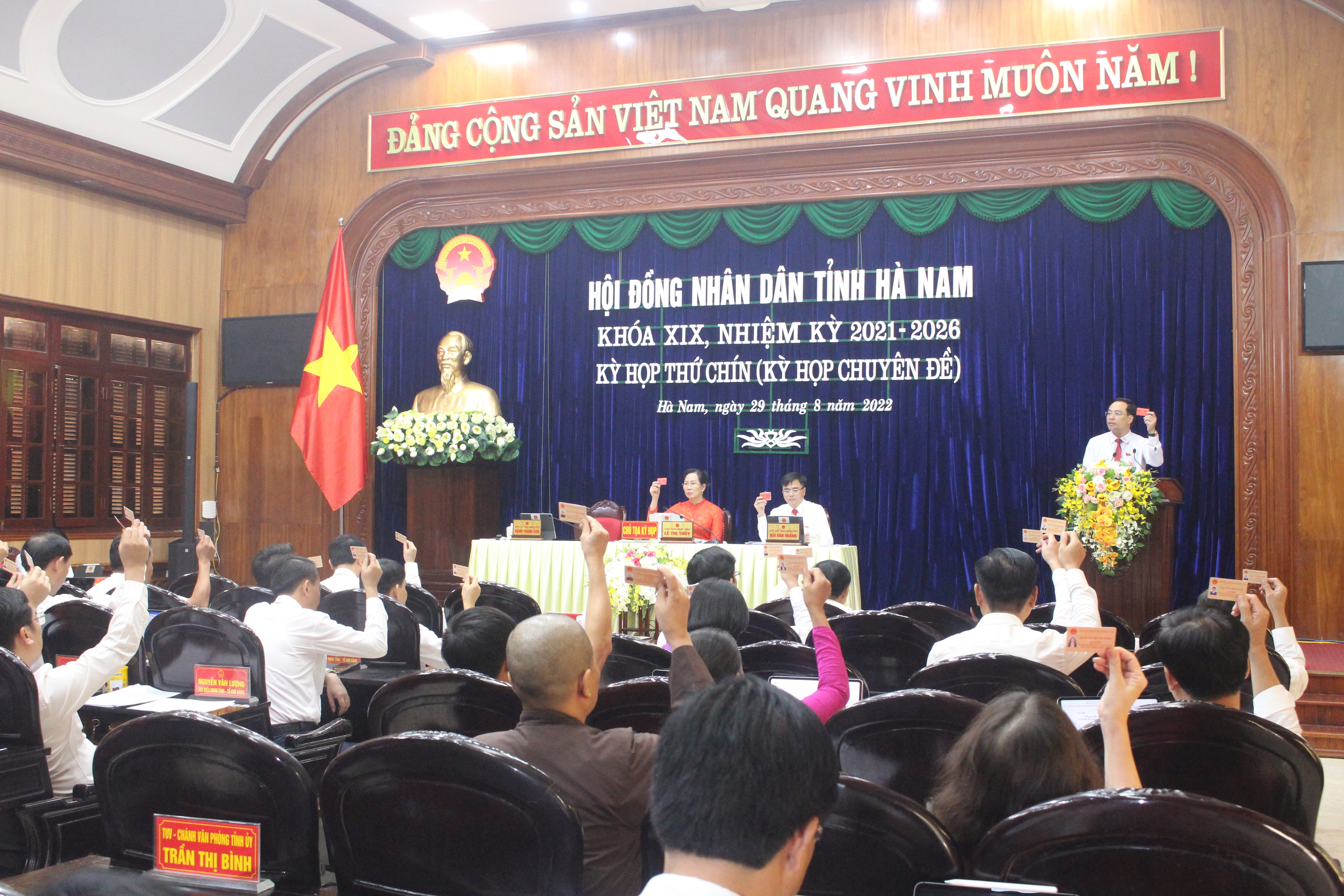 dai bieu-ky 9 thong qua nghị quyet.JPG